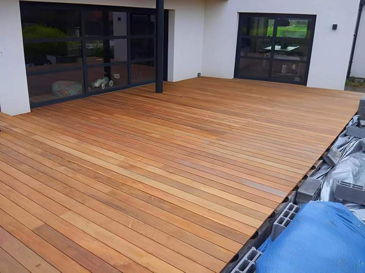 Une terrasse en bois conçue sur mesure pour enrichir votre aménagement extérieur